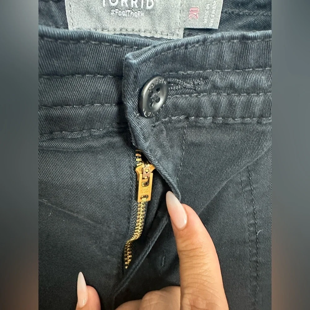 Torrid 3.5 Inch Military Stretch Twill Mid-Rise Short S 20/ 2X